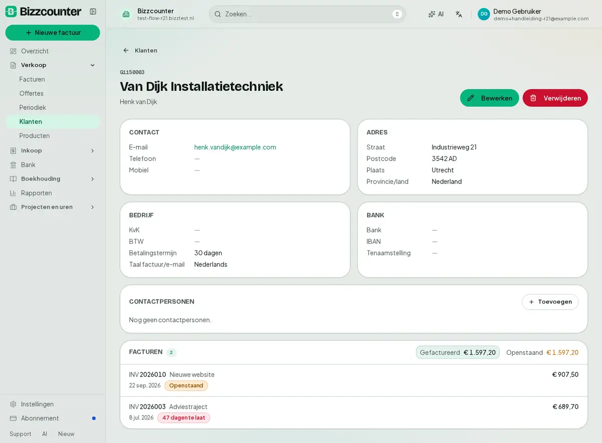 De klantpagina met de facturen van deze klant; een te late factuur toont hoeveel dagen te laat