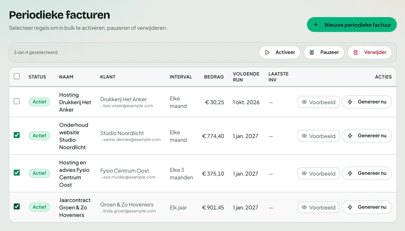 Meerdere periodieke facturen tegelijk selecteren om ze te pauzeren of te activeren.